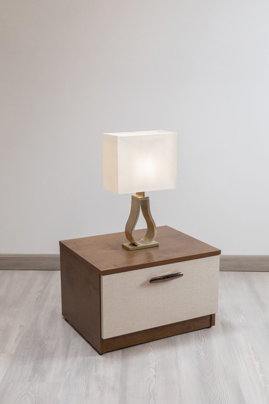 Blink Night stand size :W:50 - H:32 - D:40 componants :Night stand